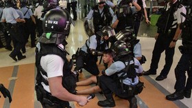 Demonstran dan Polisi Hong Kong Bentrok di Malam Natal