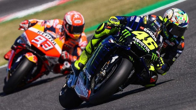 Monster Energy Yamaha Italian rider, Valentino Rossi (R) and Repsol Honda Team Spanish rider, Marc Marquez steer their motorbikes during the Q2 qualifying session ahead of the San Marino MotoGP Grand Prix race at the Misano World Circuit Marco Simoncelli on September 14, 2019. (Photo by Marco Bertorello / AFP)
