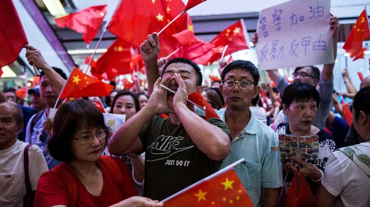 FOTO : Adu Jotos Demonstran Hong Kong di Mal