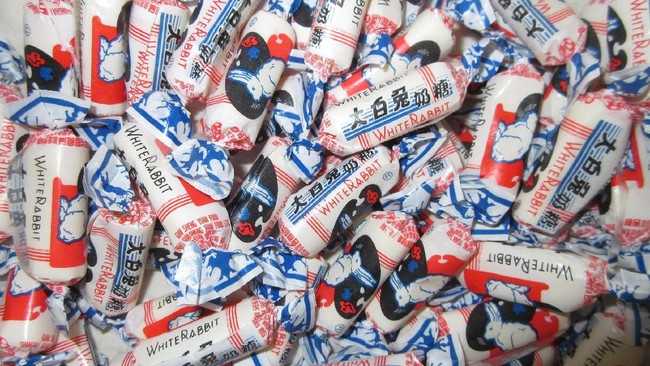 Permen rasa susu asal China White Rabbit dideteksi mengandung DNA babi dan tak memiliki sertifikat halal dari otoritas Malaysia.