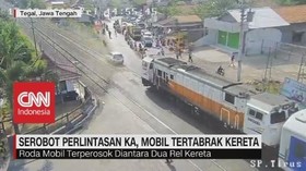 VIDEO: Serobot Perlintasan KA, Mobil Tertabrak Kereta