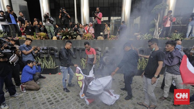 LSM Publish What You Pay (PWYP) menilai fenomena massa bayaran dalam aksi unjuk rasa saat ini adalah anomali demokrasi di Indonesia sejak reformasi 1998.
