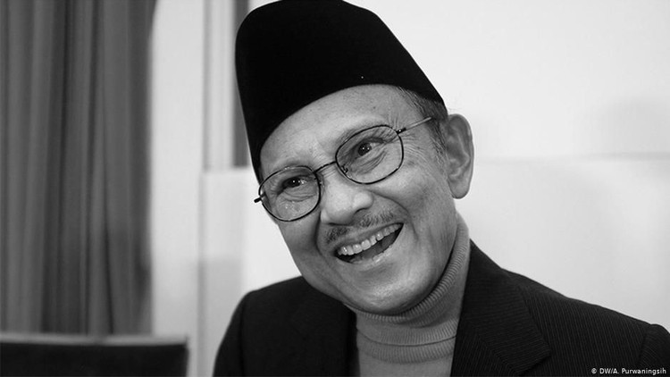 Nak, sepeninggalnya Eyang Habibie, saya tidak tahu nama siapa lagi yang bisa disebut supaya kalian rajin makan sayur dan minum susu.
