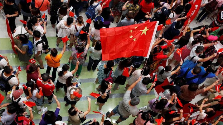 Pro-China demonstrators hold Chinese national flags at Amoy Plaza shopping mall in Kowloon Bay, Hong Kong, China, September 14, 2019. REUTERS/Jorge Silva