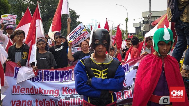 Puluhan remaja tanggung membawa bendera merah putih yang masih bersih dan kaku, menggelar demo di Gedung KPK menuding lembaga antirasuah gagal berantas korupsi.