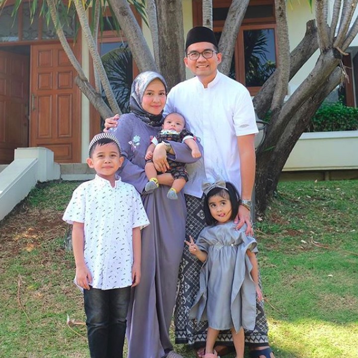 <p>Momen Lebaran jadi kesempatan Intan Nuraini bersama suami dan anak-anak untuk foto formasi lengkap. (Foto: Instagram @intan_nuraini)</p>