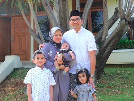 Jarang Terekspose, 6 Momen Hangat Intan Nuraini bersama Suami dan Anak