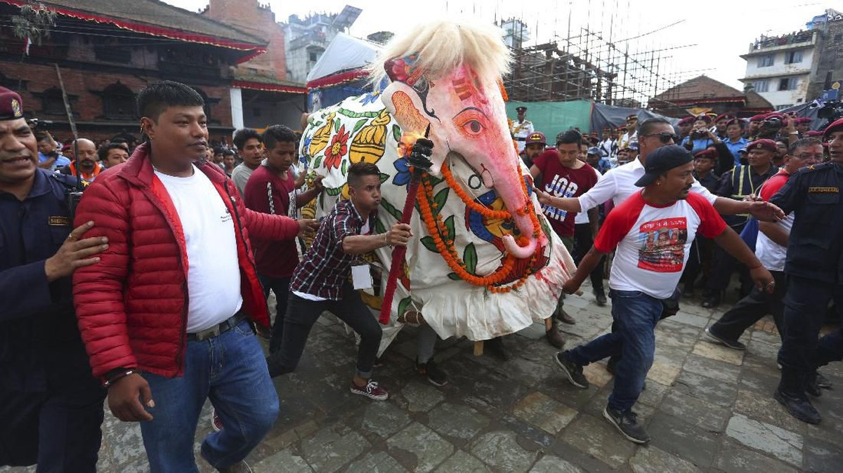 FOTO: Merayakan Akhir Musim Hujan Lewat Festival Indra Jatra