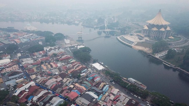 Malaysia terpaksa menutup lebih dari seribu sekolah karena kabut asap akibat kebakaran hutan dan lahan di kawasan kian parah pada Rabu (18/9).