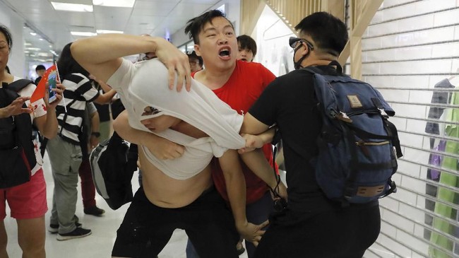Kelompok pro China dan kontra pemerintah Hong Kong terlibat bentrok menjelang aksi demonstrasi peringatan HUT RRC ke-70.