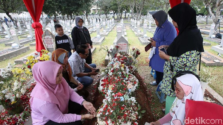 Viral Foto Selfie di Makam Habibie Simak 7 Adab Ziarah  Kubur 