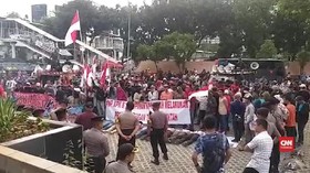 VIDEO: Pedemo Bakar Spanduk dan Minta Bertemu Ketua KPK