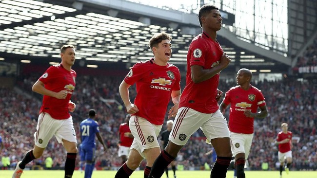 Manchester United mencetak rekor pendapatan tertinggi yakni 627,1 juta pound sterling atau setara Rp11 triliun.