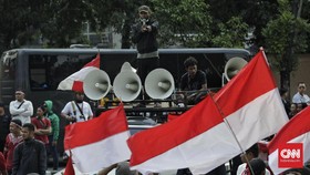 Massa Bakar Spanduk, Tantang Agus Rahardjo Keluar Gedung KPK