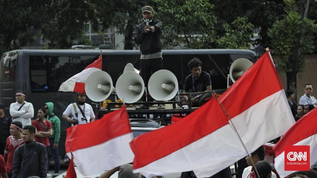 Sejumlah massa berteriak mendesak Ketua KPK Agus Rahardjo menemui demonstran di luar. Mereka juga menuntut Agus mundur dari jabatan Ketua KPK.