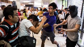 Demonstran Hong Kong Ricuh di Mal