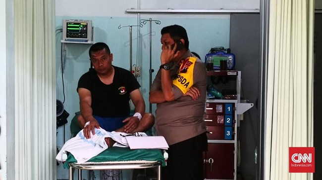 Satu anggota Brimob menderita luka-luka akibat terkena serpihan kaca dari ledakan gudang amunisi di Mako Brimob, Srondol, Semarang, Jawa Tengah.