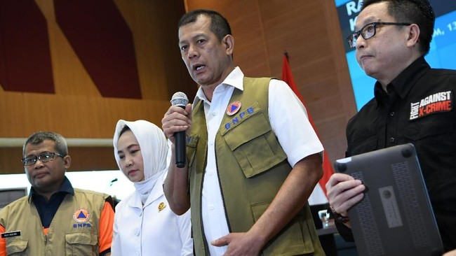 Kepala BNPB, Doni Monardo mengakui kerja keras menghadapi karhutla perlu diimbangi dengan doa, agar Tuhan memberikan kemudahan melalui turunnya hujan.