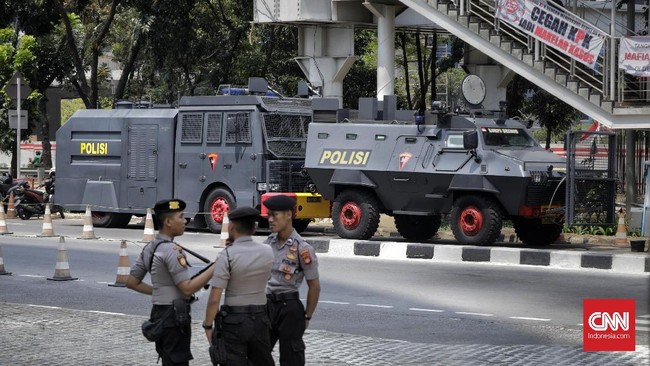 Polisi telah bersiaga jelang demo mahasiswa menolak omnibus law di Jakarta. Kendaraan pengendali massa berlapis baja milik Brimob, Barakuda disiagakan.