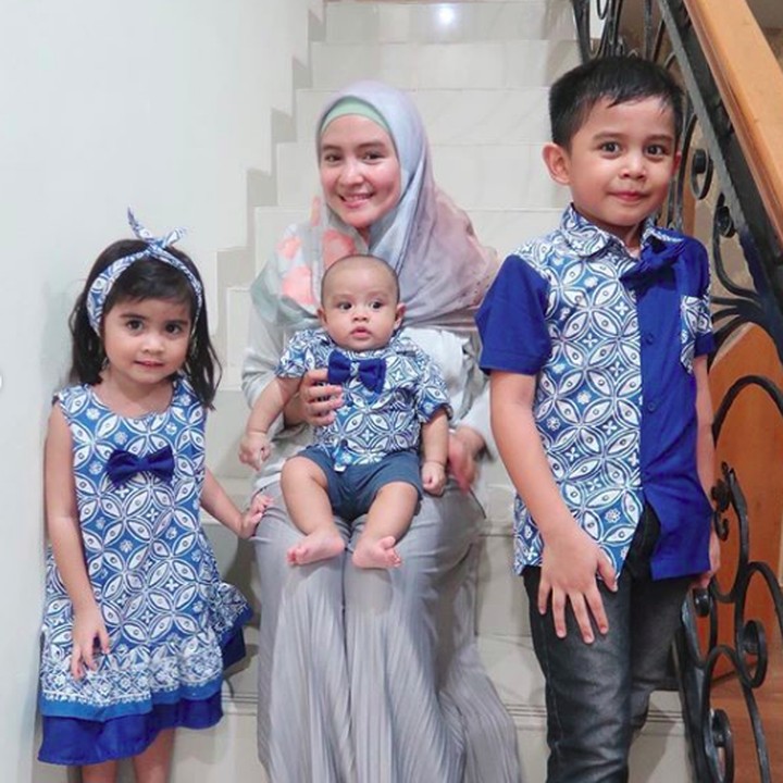 <p>Putra putrinya bernama Alrazi Rabbani Azwan, Saliha Zayna Azwan, dan si bungsu bernama Elrumi Rahmani Azwan. (Foto: Instagram @intan_nuraini)</p>