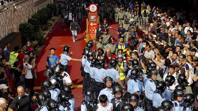 Pemimpin Hong Kong Carrie Lam resmi mengumumkan aturan yang melarang penggunaan masker saat demonstrasi, Jumat (4/10).