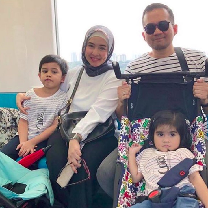 <p>Intan Nuraini dan keluarga saat menjajal MRT, minus kehadiran si bungsu karena masih terlalu kecil. (Foto: Instagram @intan_nuraini)</p>