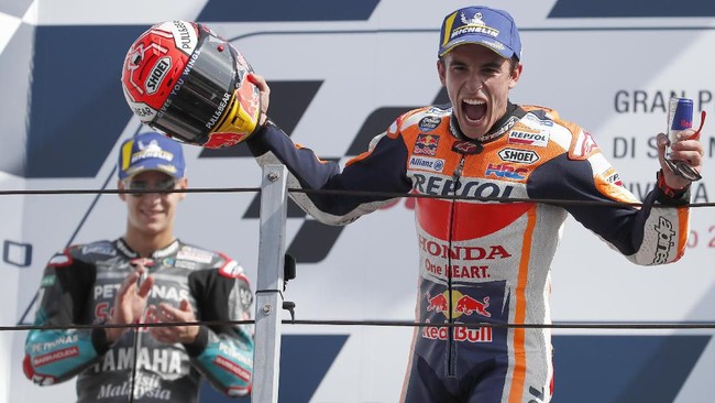 Marc Marquez dicemooh penggemar Valentino Rossi usai meraih kemenangan di MotoGP San Marino 2019, Minggu (15/9).