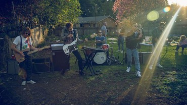 img-title Lirik Lagu Somebody To Love - OneRepublic