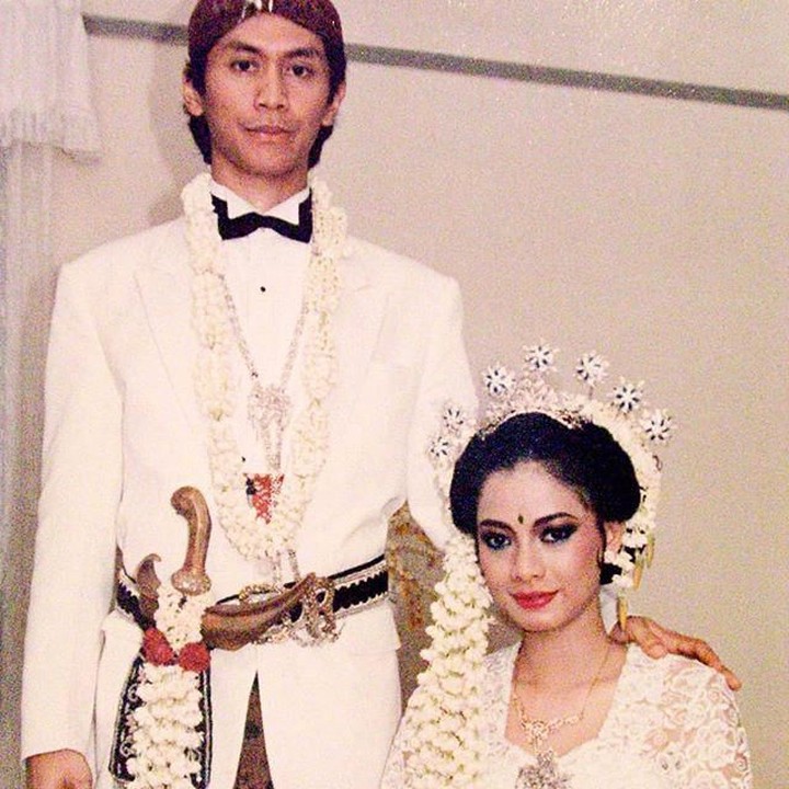 <p>Addie terlihat mengenakan blankon lengkap dengan keris yang dikalungi ronce melatih. Memes yang saat itu berusia 22 tahun terlihat ayu dengan sanggul lengkap dengan tusuk konde kembang goyang. (Foto: Instagram @memes605)</p>