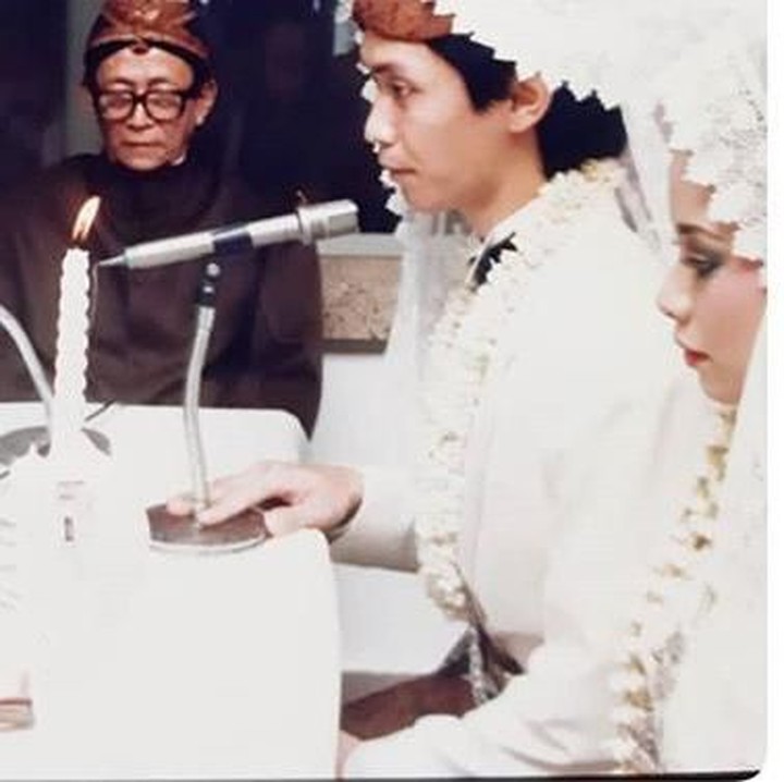 <p>Meidyana Maimunah atau lebih tenar disapa Memes, resmi dipersunting Addie MS pada 13 September 1987. Baru-baru ini, mereka sedang merayakan ulang tahun pernikahan yang ke-32. (Foto: Instagram @memes605)</p>