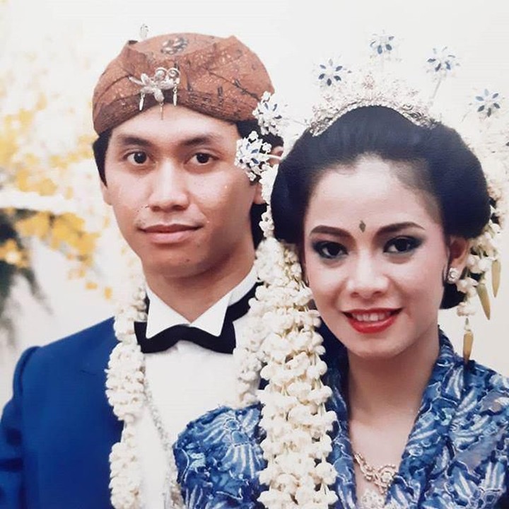 <p>Mereka dikarunia dua anak laki-laki, Kevin Julio dan Tristan Juliano. (Foto: Instagram @memes605)</p>