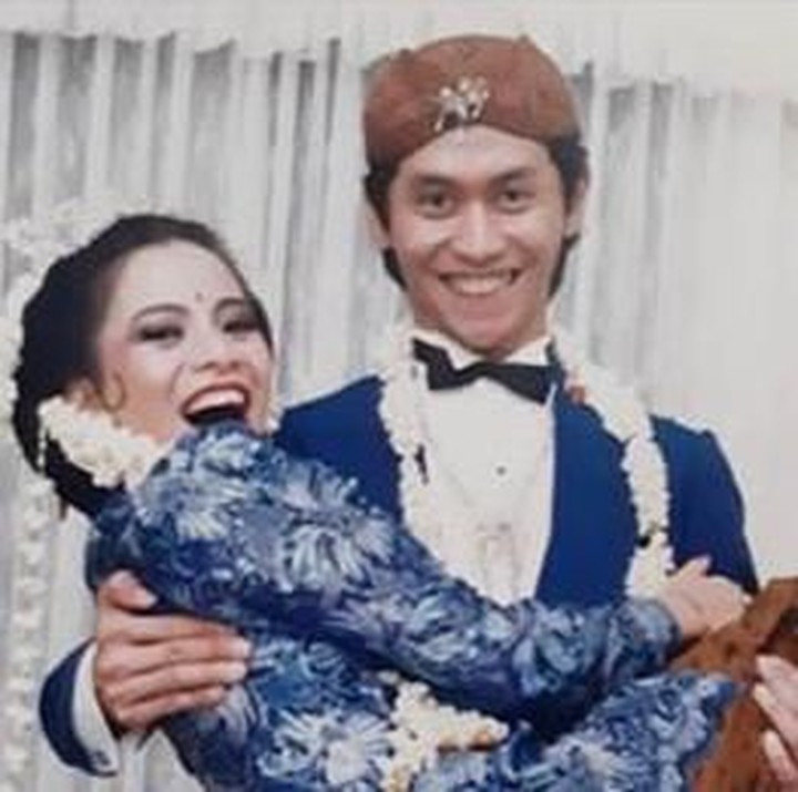 <p>Rona bahagia terpenacar dari wajah keduanya. Memes tertawa lepas saat berada digendongan Addie yang baru resmi menjadi suaminya. (Foto: Instagram @memes605)</p>