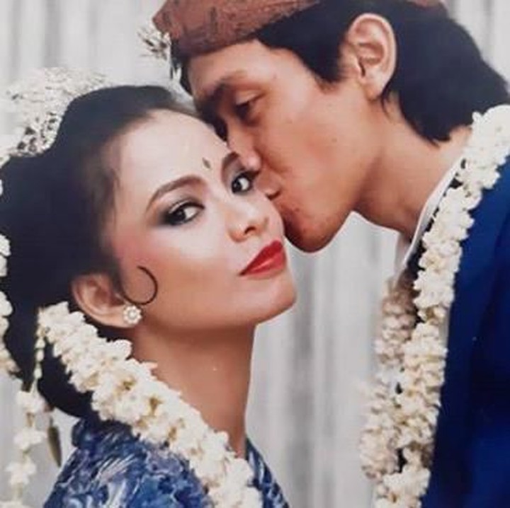 <p>Sedangkan saat menggelar resepsi pernikahan mereka ganti mengenakan baju berwarna biru nih, Bun. (Foto: Instagram @memes605)</p>