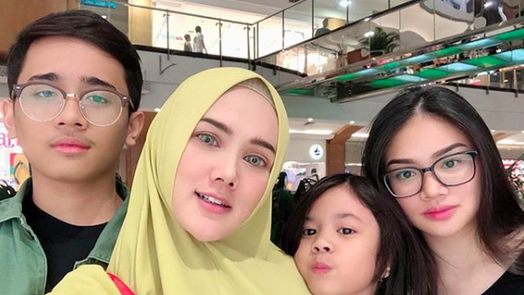 Di balik pelantikan Mulan Jameela sebagai anggota DPR RI, ada banyak kontroversi mewarnai perjalanannya sebagai politisi. Simak suka duka istri Ahmad Dhani.