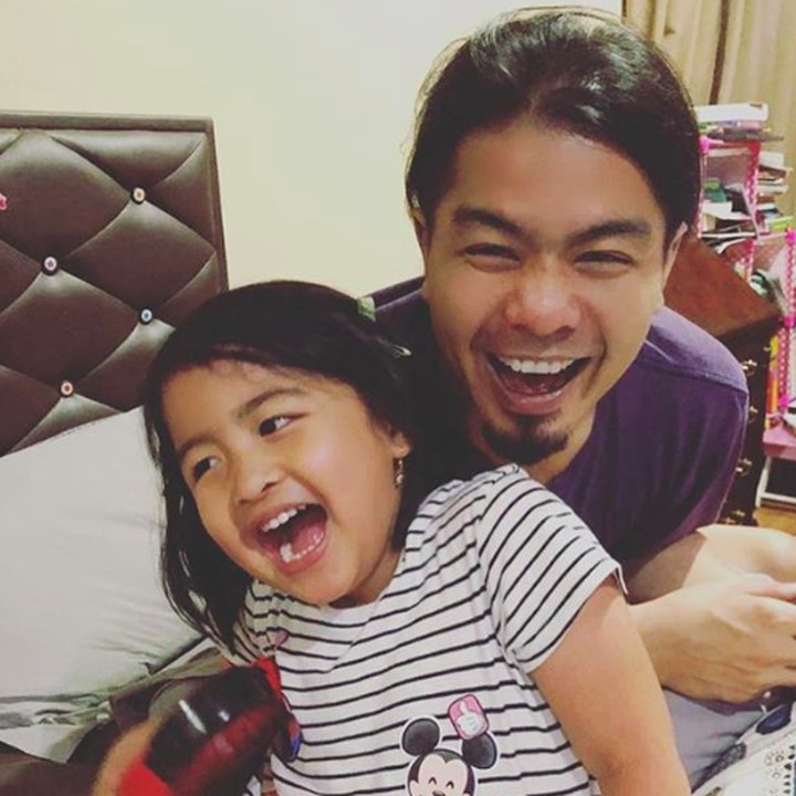 <p>Mantan vokalis 'Samson' Bambang Reguna Bukit atau lebih dikenal dengan nama Bams menikah dengan Mikhavita Wijaya pada 2014 lalu. Kini mereka dikarunia seorang putri cantik bernama Eleanor Reguna Bukit. (Foto: Instagram @bams_1606)</p>