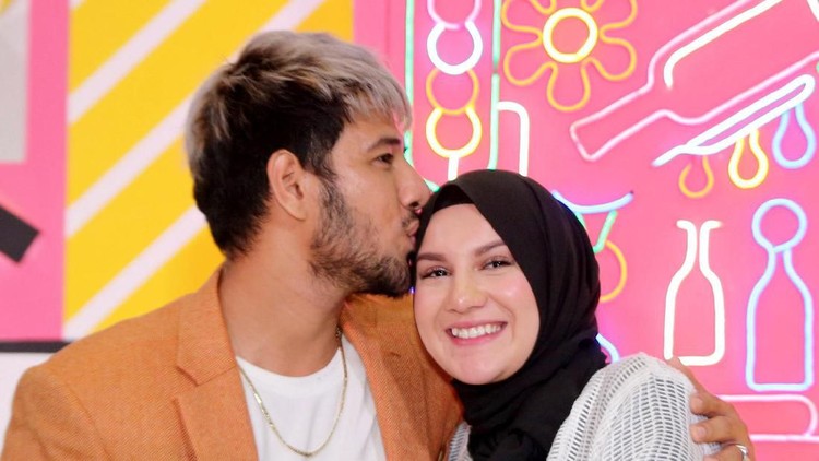 Irish Bella memberi kabar bahagia kepada sang suami, Ammar Zoni. Lewat sebuah permainan yang mereka lakukan, Ibel menyampaikan kabar bahagia ini kepada Ammar.