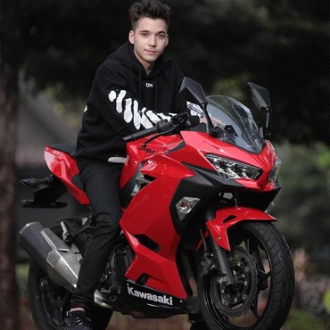 Mulai Go Public, Stefan William Rangkul Mesra Ria Andrews