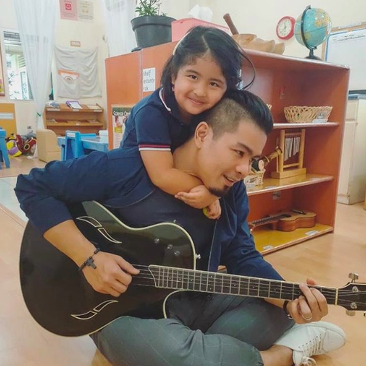 <p>Bams meluangkan waktunya untuk school visit ke sekolah Eleanor, yang biasa disapa Noy. (Foto: Instagram @bams_1606)</p>