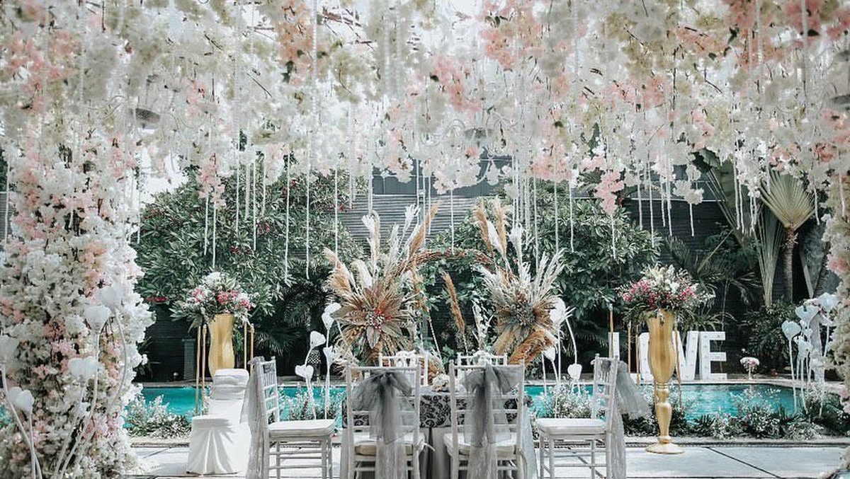 Pasangan selebriti&comma; Ichal Muhammad dan Dafina Jamasir menikah pada Minggu &lpar;15&sol;9&rpar; kemarin&period; Pasangan ini telah resmi menjadi suami istri&period;