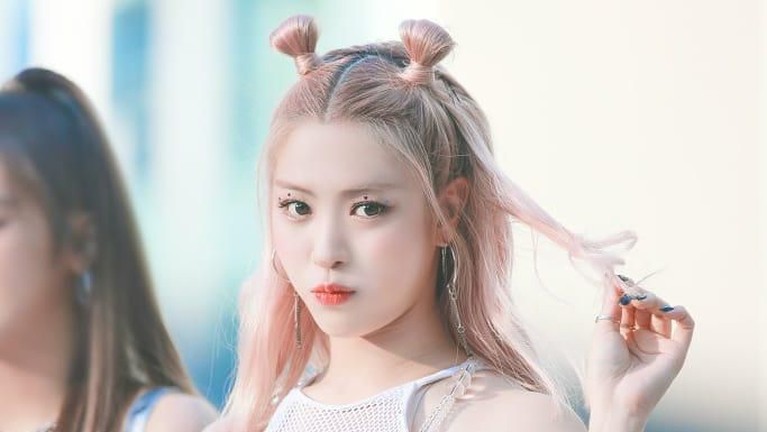 Miliki visual yang menarik, 5 idola ini dikejar-kejar pencari bakat saat ditemukan di pinggir jalan. Siapa saja idol tersebut?
