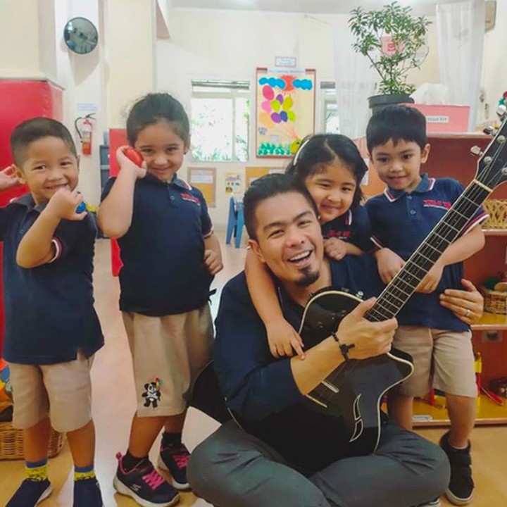 <p>Bams yang membawa gitar mengajak Noy dan teman-temannya bernyanyi bersama. (Foto: Instagram @bams_1606)</p>