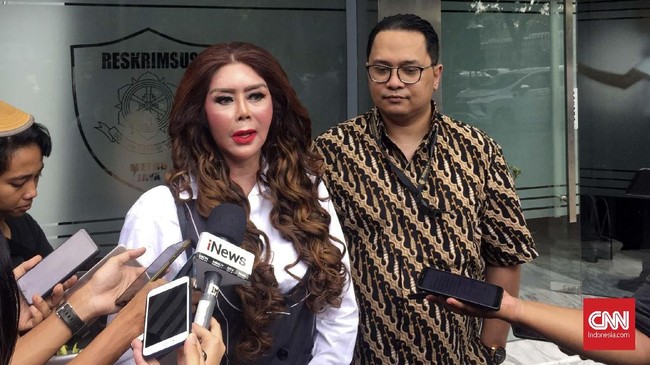 Pelapor Bos Kaskus Andrew Darwis, Titi Sumawijaya mendatangi Polda membawa bukti tambahan mutasi rekening dalam kasus dugaan pemalsuan dokumen.