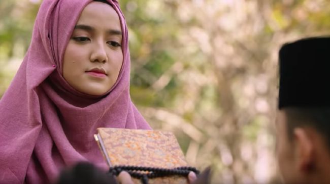 Berikut sinopsis The Santri karya Livi Zheng menuai protes dari Ketua Umum Front Santri Indonesia Hanif Alathas, yang juga menantu Imam Besar FPI Rizieq Shihab.