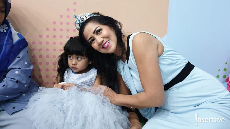 Vania, putri Venna Melinda yang meninta sekolah bahasa Inggris di usia tiga tahun.