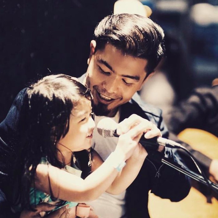 <p>Menghabiskan hari Minggu dengan mengajari Noy bernyanyi. Seru banget ya, Bun! (Foto: Instagram @bams_1606)    </p>