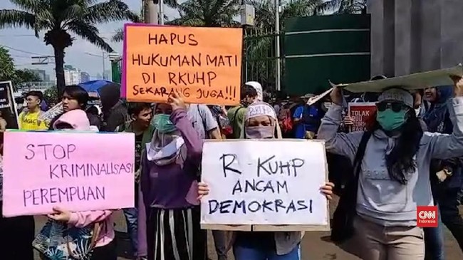 Kemenkumham menyatakan belum bisa menyebar draf RKUHP tersebut kepada publik lantaran masih dalam tahap perbaikan usai disepakati bersama DPR.