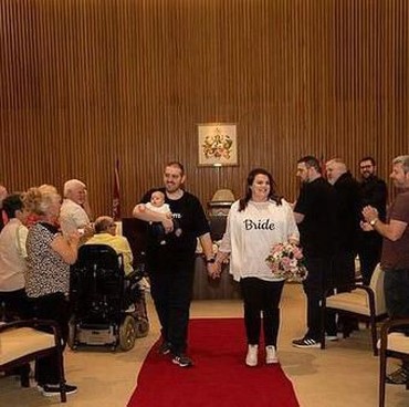 Viral Pasangan Pengantin Nikah Hanya Pakai Kaos dan Jeans