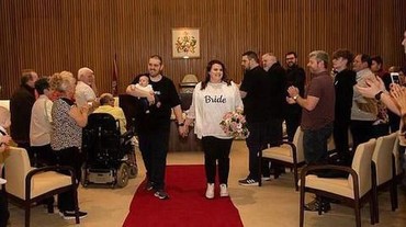img-title Viral Pasangan Pengantin Nikah Hanya Pakai Kaos dan Jeans