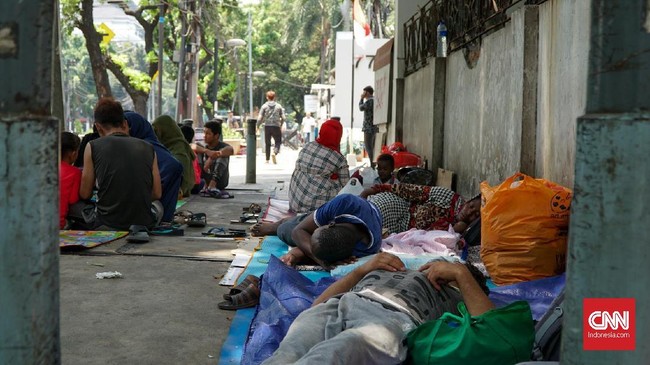 Puluhan pencari suaka dari berbagai negara di Timur Tengah dan Afrika terpaksa menggelandang di trotoar Kebon Sirih, Jakarta Pusat, usai terusir dari Kalideres.