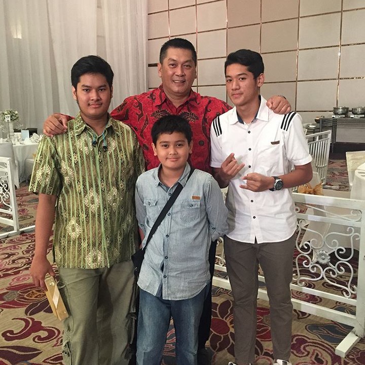 <p>Saatnya para lelaki <em>quality time</em> bareng nih. (Foto: Instagram/ @donnykesumaofficial)</p>